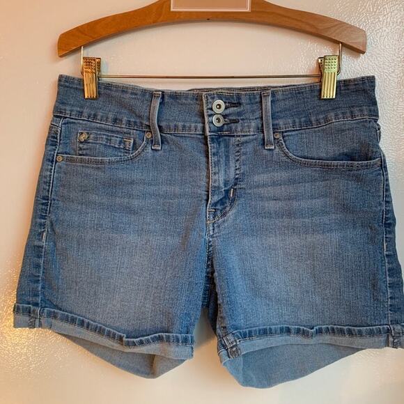 DENIZEN FROM LEVI’S Women’s Light Wash Stretch Cuffed Jean Shorts / Size: 4 - Picture 5 of 12